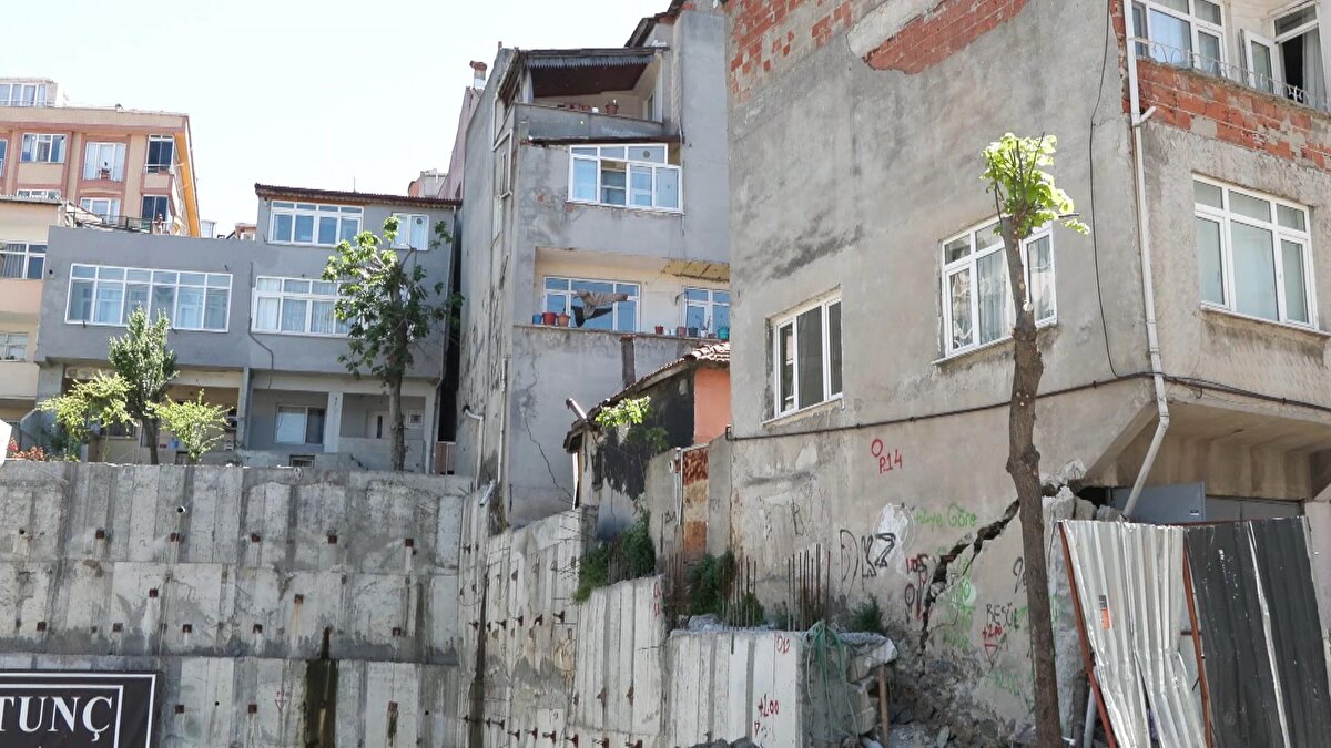 Çökmenin yaşandığı inşaatın yanındaki biri 2 katlı diğeri 3 katlı iki bina çatlaklar oluşması nedeniyle tahliye edildi.