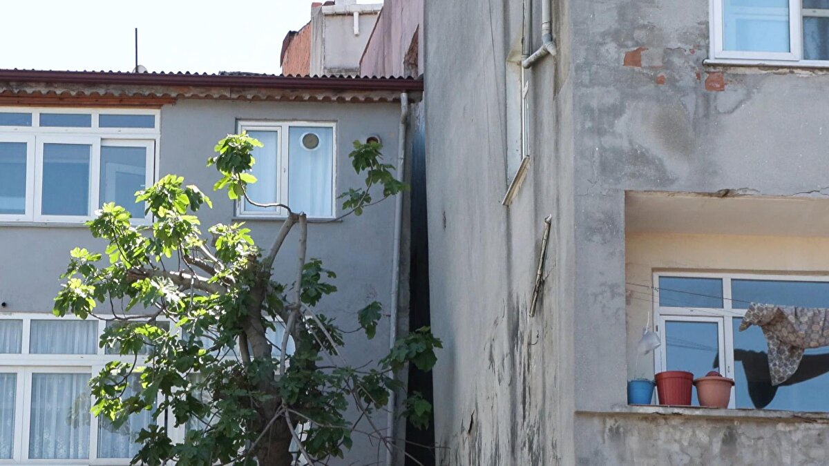 Su baskınından dolayı perde duvarlarda biraz açılma meydana gelmiş. Bununla alakalı risk teşkil edecek bir durum söz konusu değil. Sabah altı gibi. Yan taraftaki iki bina tahliye edildi" dedi.