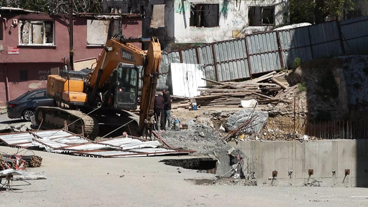 Toprak suyu tutamayınca inşaatın temelinde çökme meydana geldi. Olayda ölen ya da yaralanan olmazken ,inşaat alanı güvenlik şeridiyle kapatıldı.