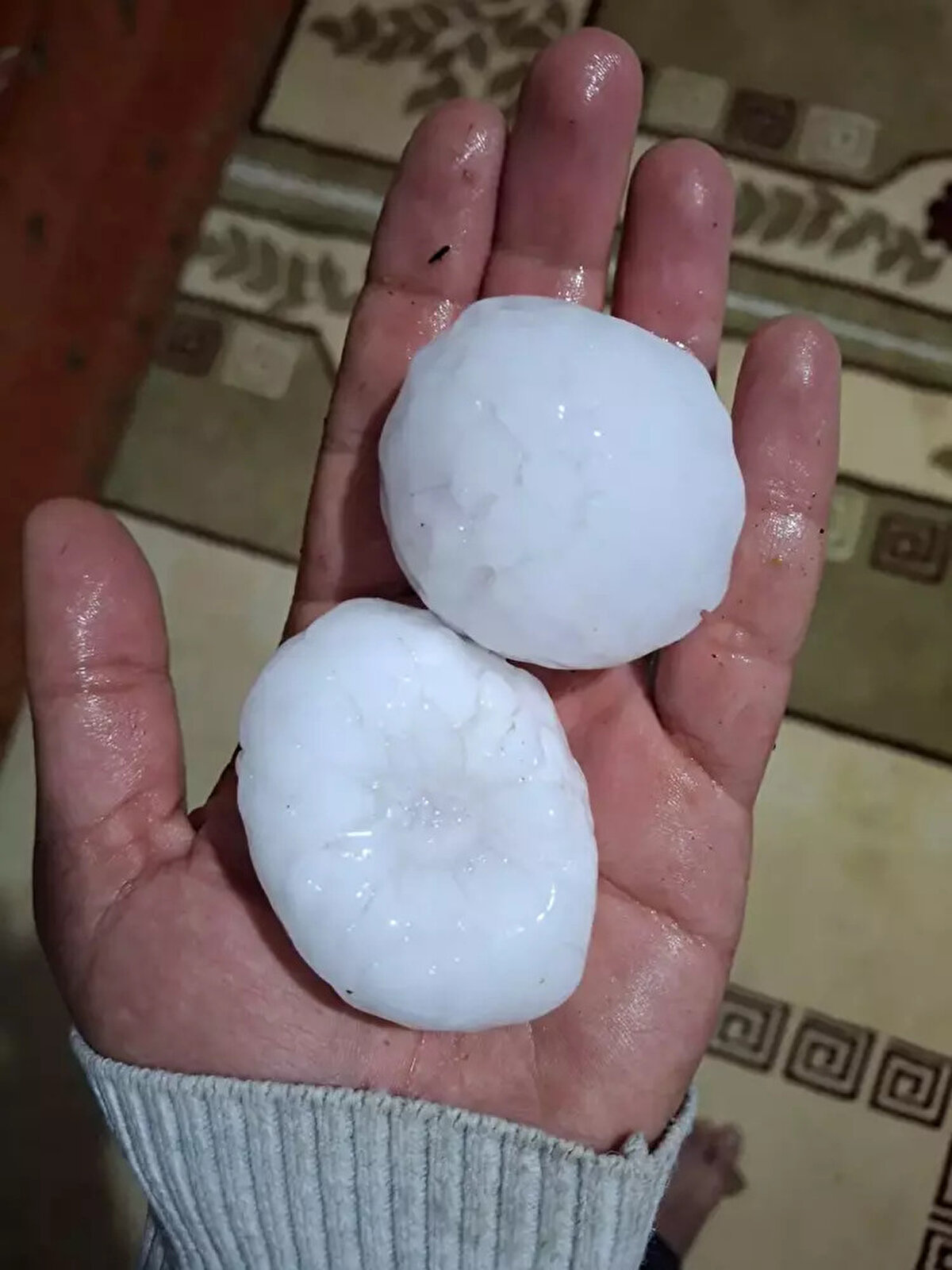 Dolunun yağdığı anlar ise cep telefonu kamerasıyla kaydedildi.