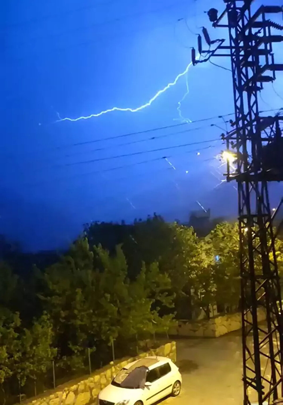 Sağanakla beraber ilçeye bağlı kırsal İslamköy Mahallesi'nde dün akşam saatlerinde, ceviz büyüklüğünde dolu yağdı.