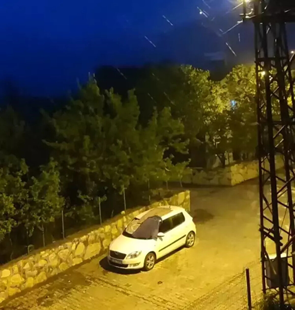 Mahalleli, zarar görmemesi için dışarıdaki araçlarının üzerlerini karton ve battaniyelerle kapattı. 