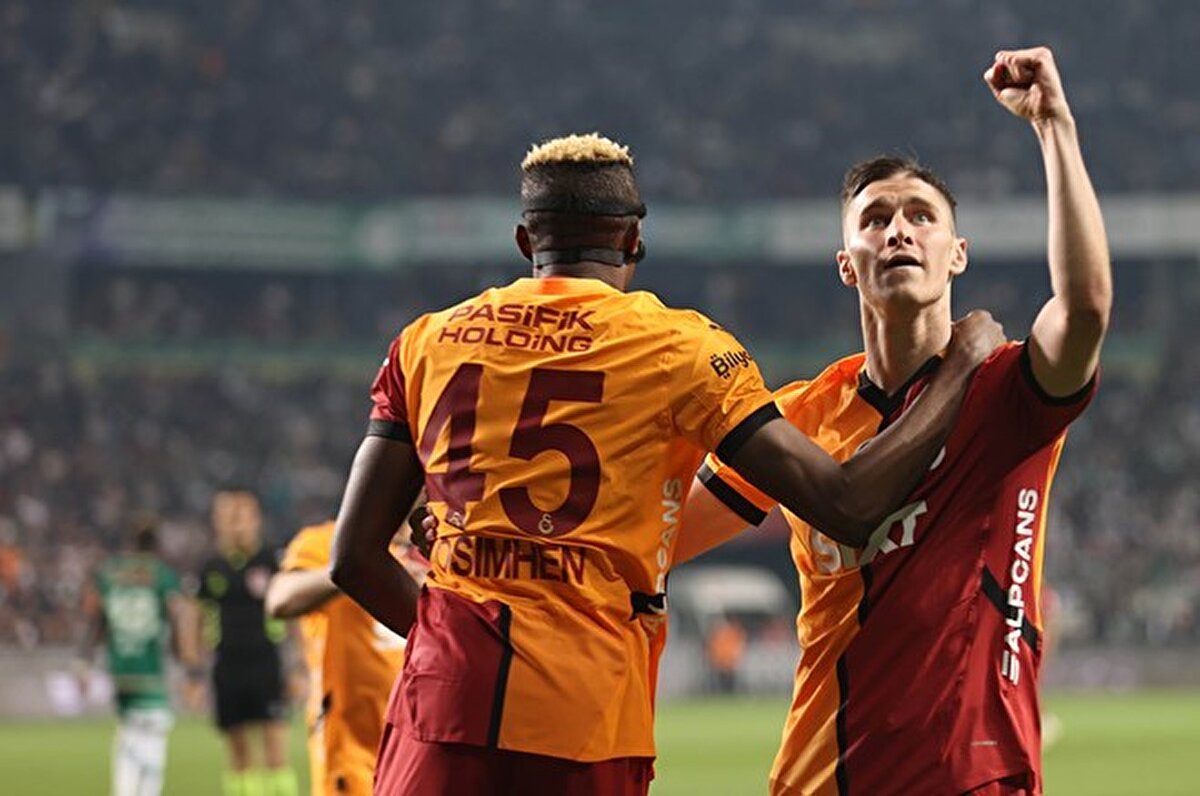 İÇ SAHADAKİ SON 5 MAÇTA KALESİNİ GOLE KAPATTI | Galatasaray, ligde iç sahada oynadığı son 5 maçta kalesinde gol görmedi. İç sahada son olarak 18. haftadaki Göztepe müsabakasında gol yiyen sarı-kırmızılı takım, sonrasındaki 5 müsabakada rakiplerine gol fırsatı vermedi. "Cimbom" söz konusu maçlarda TÜMOSAN Konyaspor'u 1-0, Adana Demirspor'u 3-0 (Hükmen), Onvo Antalyaspor'u 4-0, Sipay Bodrum FK'yi ise 2-0 yendi. Galatasaray, bu süreçte Fenerbahçe ile de 0-0 berabere kaldı.