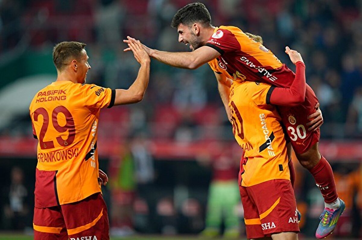 İLK MAÇTA KAZANAN GALATASARAY | Sarı-kırmızılı ekip, Süper Lig'in ilk yarısındaki maçı 3-2 kazandı. Ligin 15. haftasında Sivas'ta yapılan müsabakanın 15. dakikasında 1 kişi eksik kalan, 25. dakikada ise 1-0 geri düşen Galatasaray, sahadan 3-2 galip ayrıldı. Galatasaray'ın gollerini Yunus Akgün, Victor Osimhen ve Barış Alper Yılmaz attı. Sivasspor'un gollerini Garry Rodrigues ile Bekir Turaç Böke kaydetti.