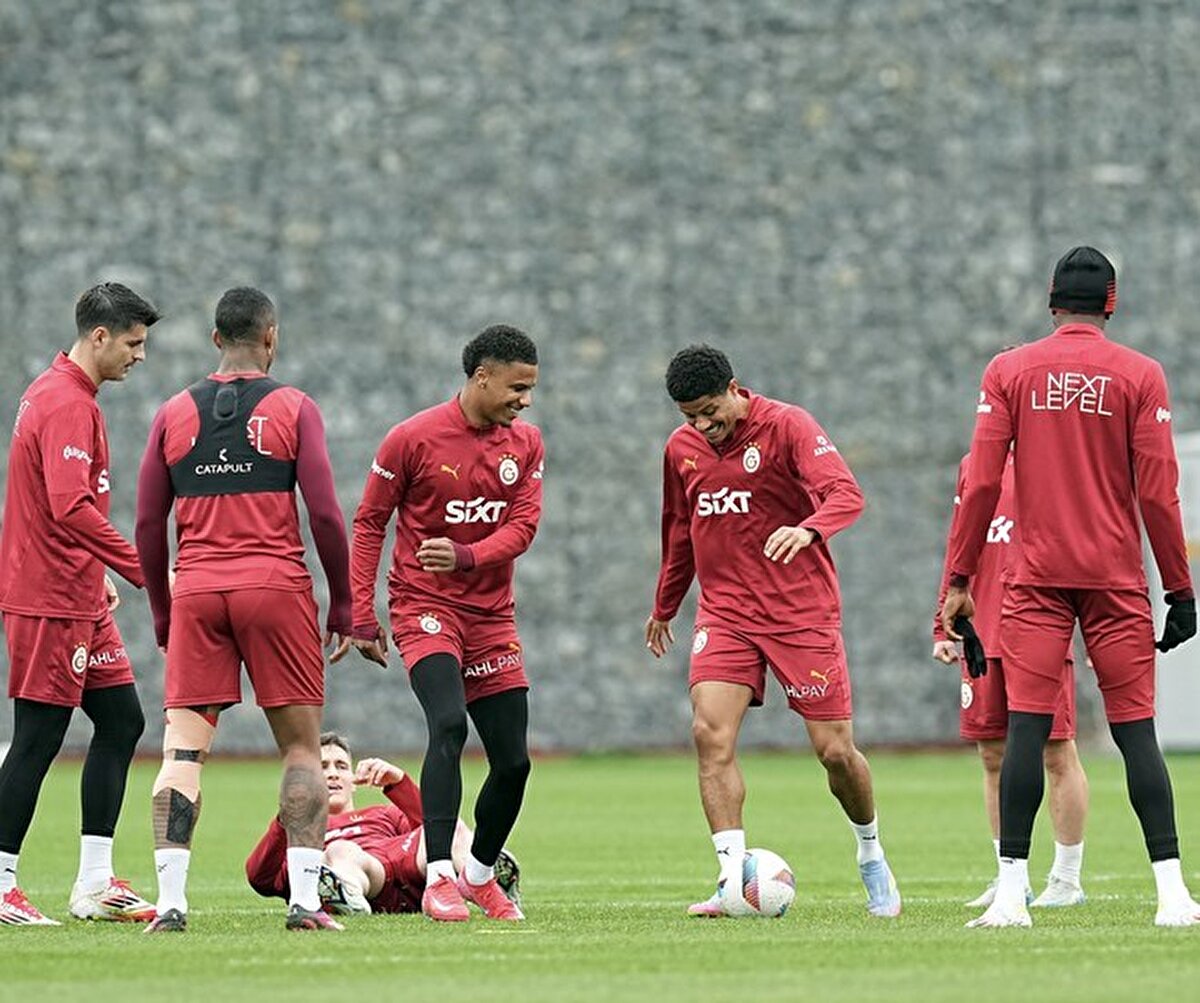 SAVUNMADA DİKKAT ÇEKEN PERFORMANS | Galatasaray, Süper Lig'in en az gol yiyen takımı konumunda. Sarı-kırmızılı ekip, ligde 31 müsabakada 78 gol atarken 80 gollü Fenerbahçe'nin ardından en golcü ikinci takım oldu. Kalesinde 30 gol gören "Cimbom" bu alanda ise ligin en iyi savunma yapan ekibi olarak ön plana çıktı.