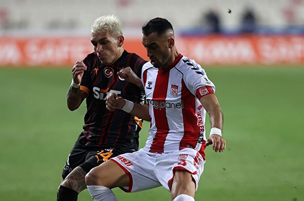 Süper Lig'in 34. hafta mücadelesinde Galatasaray ile Sivasspor karşı karşıya gelecek. Ligde geride kalan 31 müsabakada 25 galibiyet, 5 beraberlik ve 1 yenilgi yaşayan sarı-kırmızılı ekip, 80 puan topladı. Galatasaray, haftaya en yakın takipçisi Fenerbahçe'nin 5 puan önünde lider girdi. Kırmızı-beyazlı ekip ise 32 mücadelede 9 galibiyet, 7 beraberlik ve 16 yenilgi yaşadı. 34 puan toplayan Sivas temsilcisi, averajla küme düşme hattındaki Sipay Bodrum FK ve Corendon Alanyaspor'un önünde 15. sırada yer aldı. Peki Süper Lig'in 34. haftasındaki Galatasaray-Sivasspor maçı ne zaman, saat kaçta, hangi kanalda?