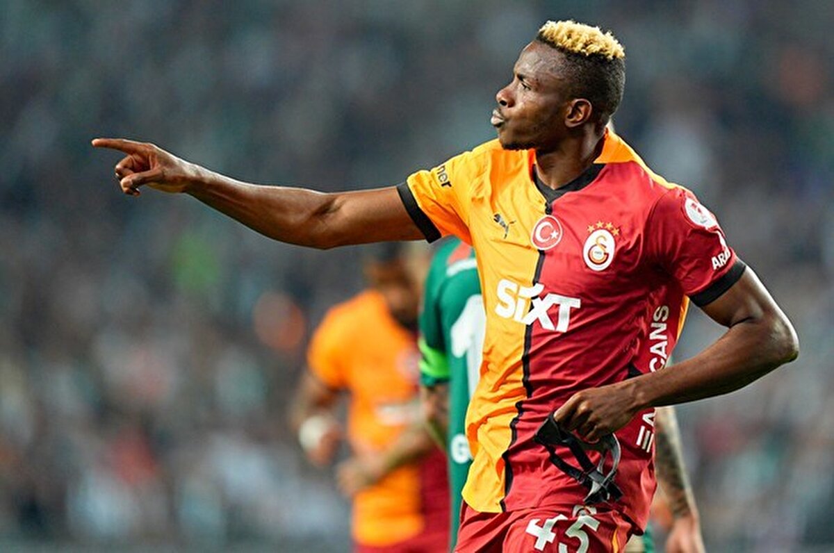OSIMHEN REKOR İÇİN SAHADA | Galatasaray'ın Nijeryalı yıldızı Victor Osimhen, kariyerinin en golcü sezonunu yaşamak için mücadele edecek. Kariyerindeki en golcü sezonunu 2022-2023 sezonunda Serie A'da yaşayan Osimhen, 39 resmi müsabakada 31 kez fileleri havalandırdı ve takımı Napoli'yi şampiyonluğa taşıdı. Osimhen, aynı gol sayısına sarı-kırmızılı formayla 36 resmi müsabakada ulaştı. Süper Lig'de 21 kez fileleri havalandırarak gol krallığı yarışında zirvede yer alan 26 yaşındaki santrfor, sezonun geri kalan 6 resmi maçında bir gol daha atması durumunda kariyer rekorunu kırmış olacak.