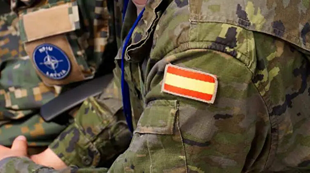 5) İSPANYA<br><br> <br><br>Profesyonel gönüllü askerler ile savunma.