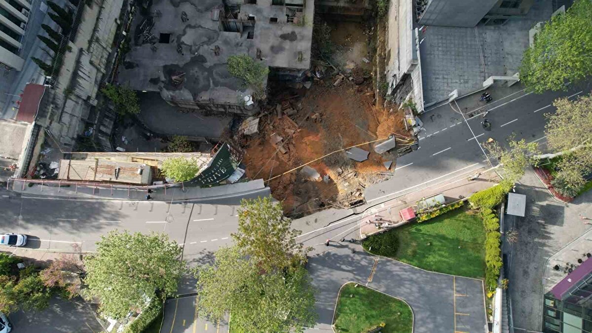 Olay, gece saatlerinde Sarıyer Maslak Eski Büyükdere Caddesi üzerinde meydana geldi. Edinilen bilgiye göre, temeli atıldıktan sonra uzun süredir bir çalışma gerçekleştirilmeyen inşaat alanında istinat duvarı çöktü.