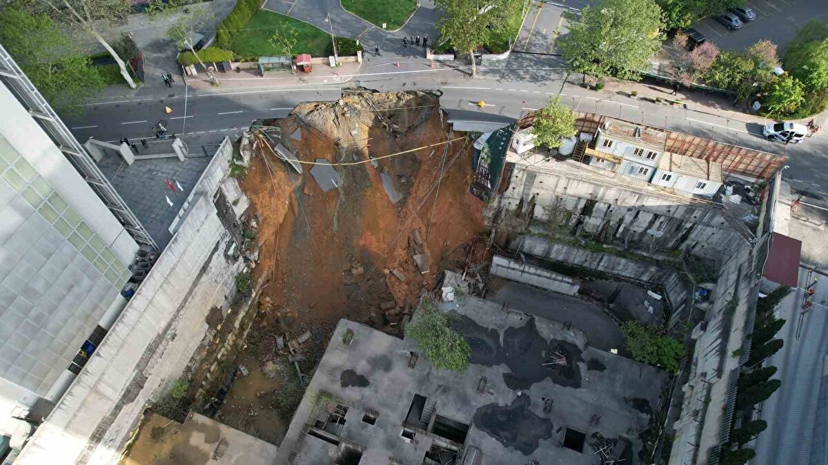 Ardından istinat duvarıyla birlikte yol da çökerken, olay yerine polis, itfaiye ve İGDAŞ ekipleri sevk edildi. Çökmenin yaşandığı alandan 100 metre ileride ise doğal gaz sıkışması sonucu küçük çaplı patlama meydana gelirken İGDAŞ ekipleri doğal gazı kesti.