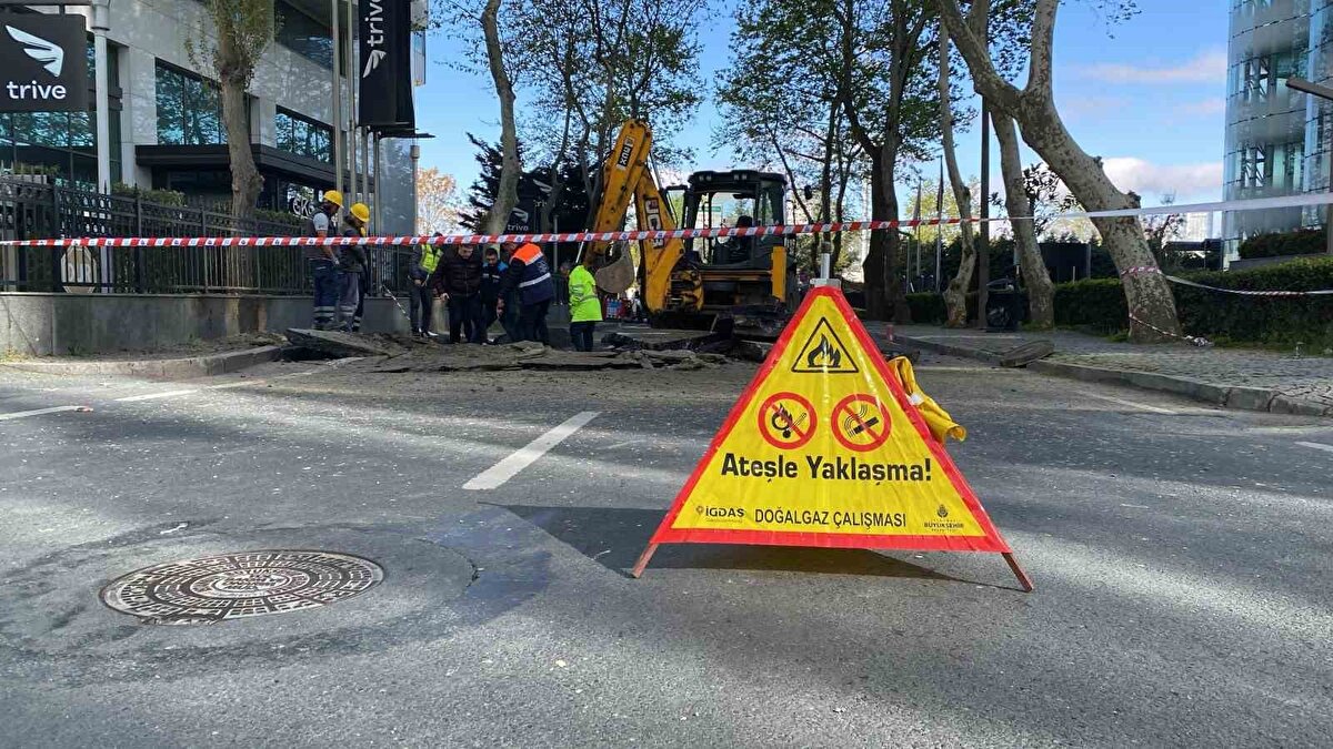 Trafiğe kapatılan ve çevresinde güvenlik önlemi alınan bölgede ekiplerin tedbir amaçlı bekleyişi sürüyor. Öte yandan, çökmenin meydana geldiği yol havadan görüntülendi.