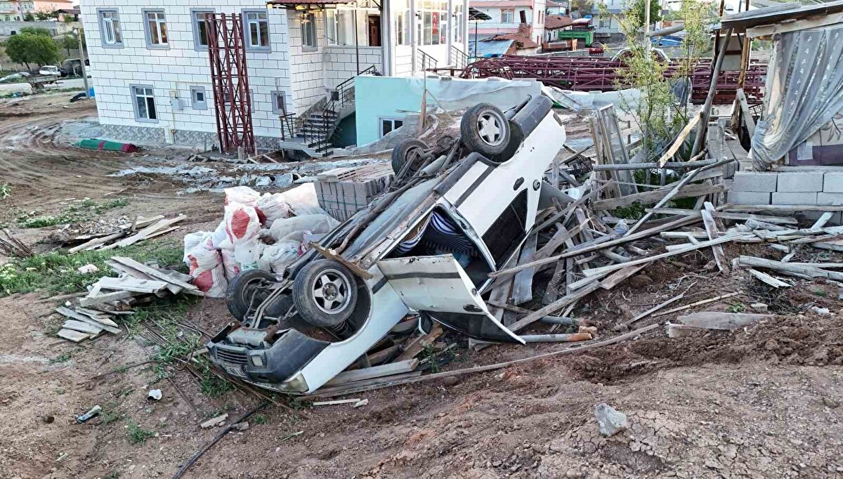  Kaza nedeniyle zarar gören otomobil, trafik ekiplerince yapılan incelemelerin ardından otoparka çekildi.<br>Kazayla ilgili inceleme başlatıldı.