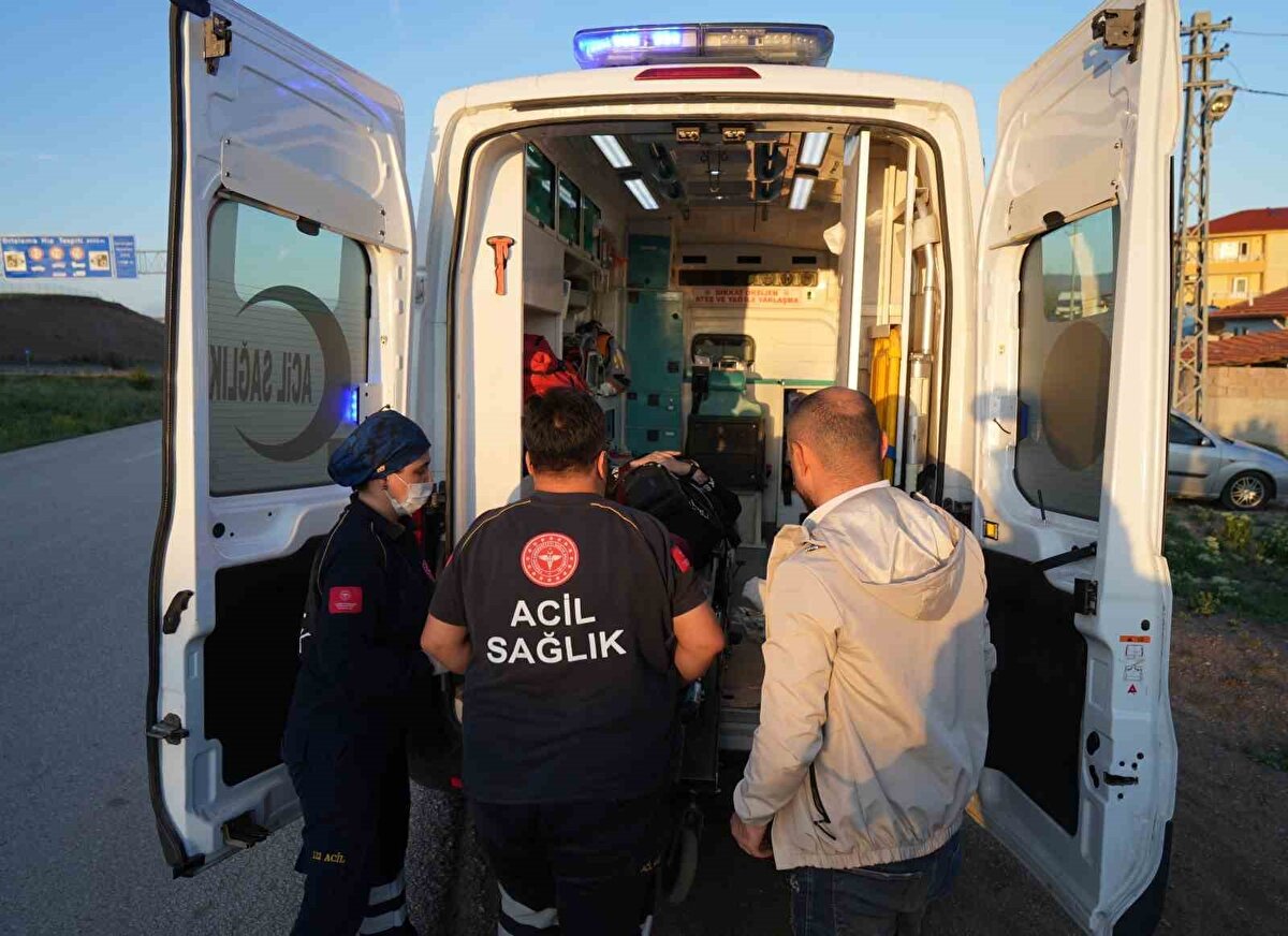 İnşaat malzemelerinin bulunduğu alana devrilen LPG’li otomobil hurdaya dönerken, kazada sürücü yaralandı.