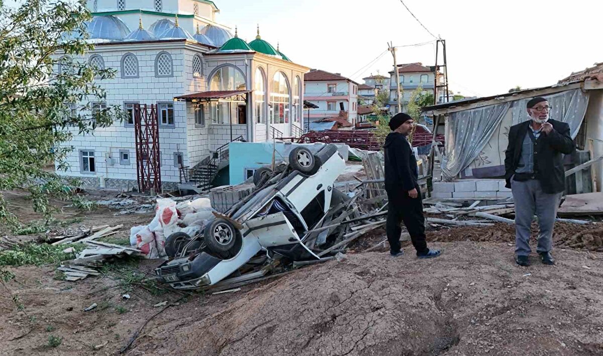 112 Acil Çağrı Merkezi’ne yapılan ihbar üzerine olay yerine sağlık ve polis ekipleri sevk edildi.