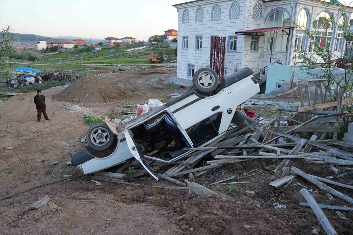 Kaza, akşam saatlerinde Kırıkkale’de Çevre Altı Caddesi’nde meydana geldi. Edinilen bilgiye göre, A.A. idaresindeki 71 ADH 976 plakalı Fiat-Tofaş marka otomobil, sürücüsünün direksiyon hakimiyetini kaybetmesi sonucu kontrolden çıkarak takla attı.