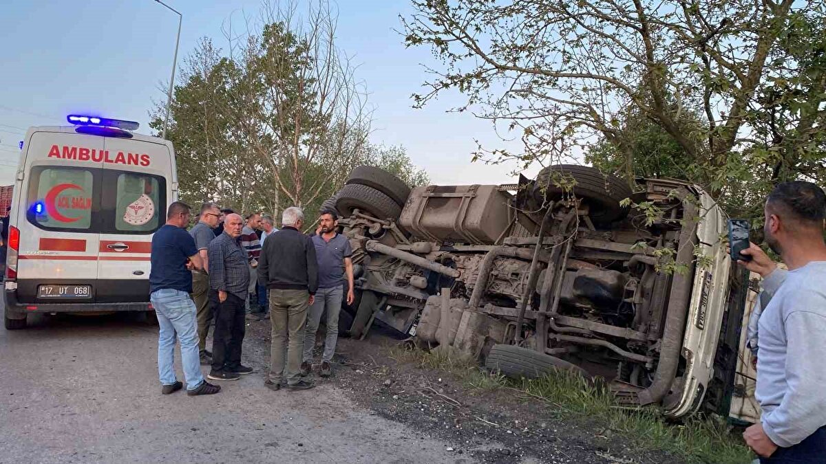 Kazada kamyon sürücüsü Mustafa Ö. yaralandı. Kazayı gören diğer sürücüler durumu jandarma ve sağlık ekiplerine bildirdi.