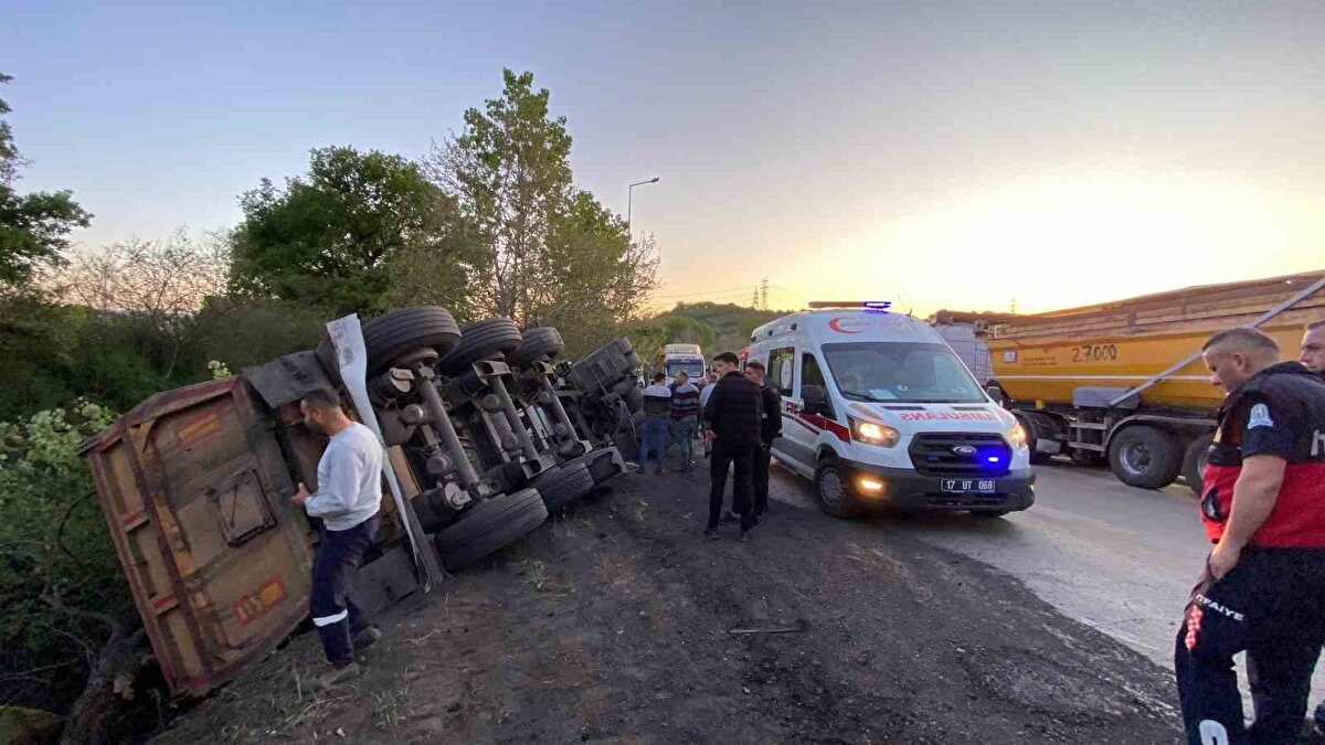 Çan ilçesine bağlı Durali köyü sapağında saat 19.00 sıralarında Mustafa Ö. idaresinde olan kömür yüklü 17 ABR 584 plakalı kamyon, virajda kontrolden çıkarak devrildi.