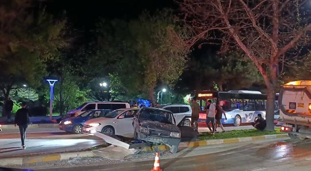 Yaralılar olay yerinde yapılan ilk müdahalelerinin ardından ambulans ile hastaneye kaldırıldı.<br>Kaza ile ilgili inceleme başlatıldı.<br><br>