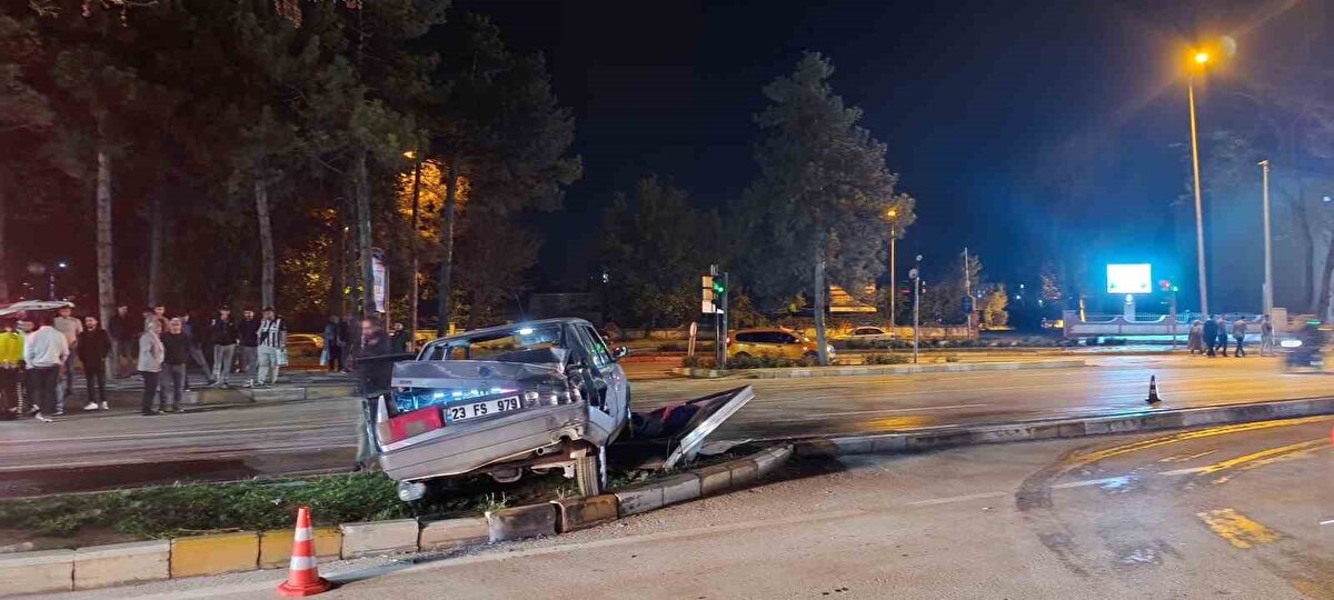 Olay Zübeyde Hanım Caddesi’nde meydana geldi. Edinilen bilgiye göre, seyir halindeki 3 otomobil çarpıştı.
