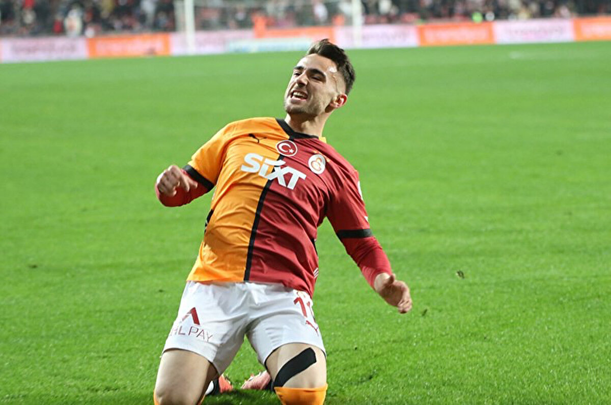Görüşmelerde pürüz çıkmazken uzun süreli yeni sözleşme hazırlanan futbolcudan 11 milyon Euro'luk serbest kalma maddesini çıkarması isteniyor. Yunus'un bu fedakârlığına karşılık bu sezonki mevcut ücreti güncellenecek.<br>