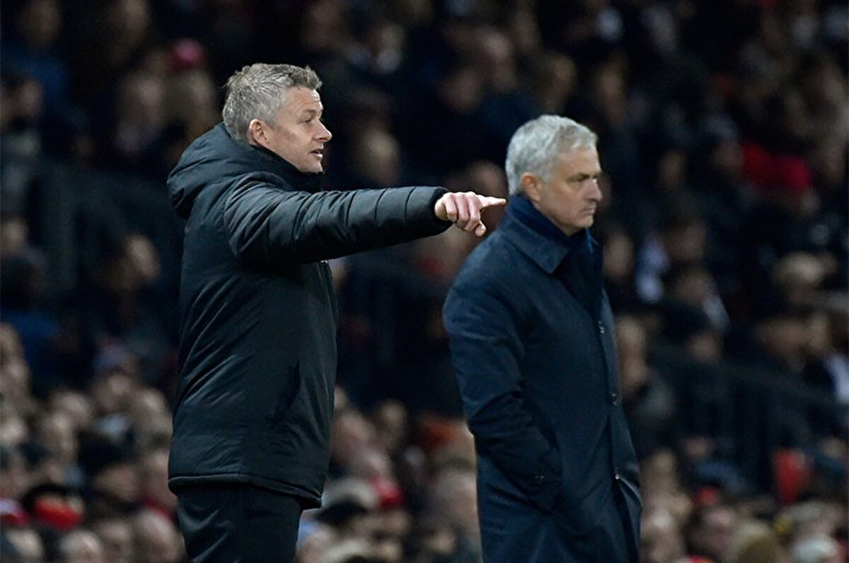 Solskjaer, hem 4-2-3-1 hem de 4-6-0 planları üzerinde dururken, Ciro İmmobile'nin yeri garanti değildi. Ancak Norveçli hoca, yaptığı denemeler ve ekibiyle birlikte rakip analizi sonrası kararını verdi.<br>