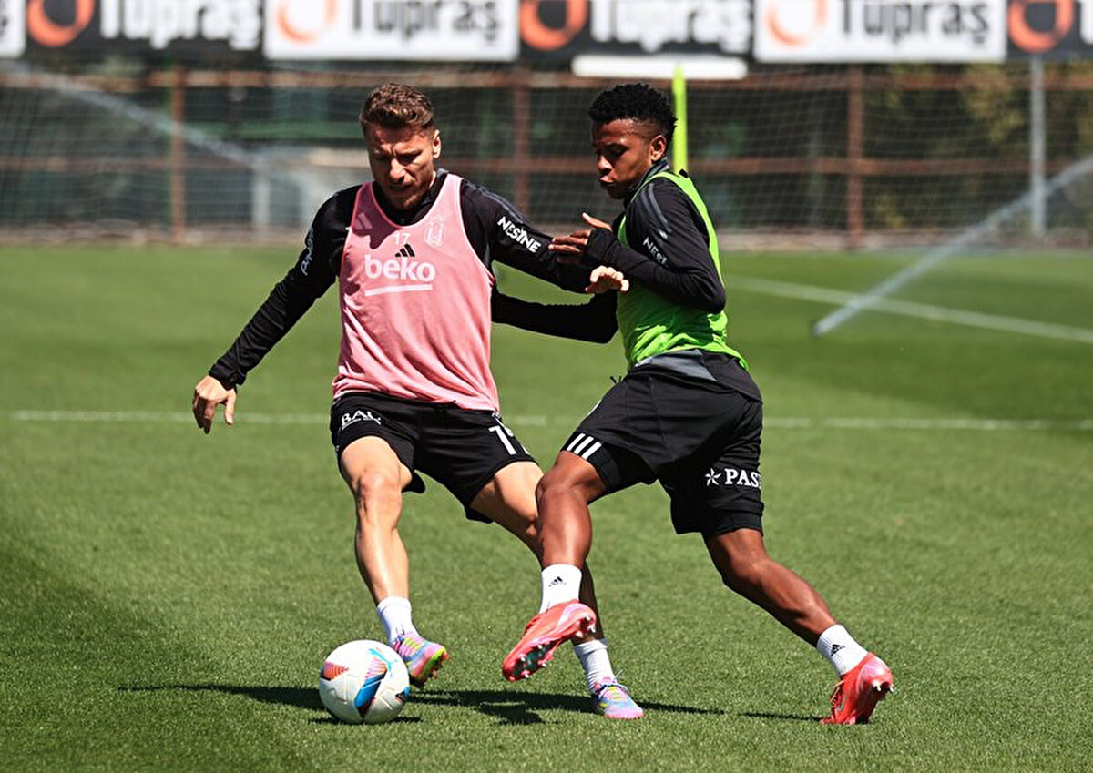 Hatayspor maçında hat-trick yapan İtalyan yıldızın da derbide sahada olmak istediği, bununla ilgili olarak da teknik ekiple görüşüp, "Kendimi motive ve iyi hissediyorum. Forma giymeye hazırım" dediği aktarıldı. <br>