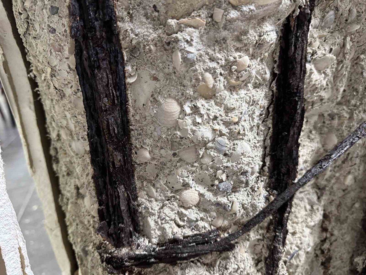 Taşıyıcı kolonları çürümüş<br><br>Bodrum katları su alan sitedeki binalardan birinin taşıyıcı kolonlarında çürümeler yaşandığı görüldü.<br><br>Oturulamaz haldeki binanın sakinlerinden biri, "Eğer deprem 13 saniyeden fazla sürseydi şu an ölmüştük." diye konuştu.