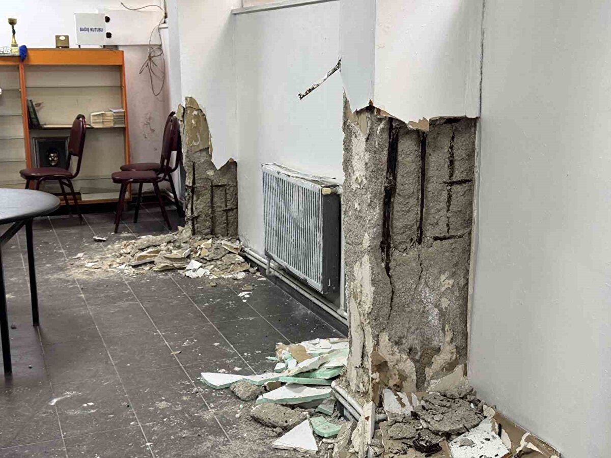 23 Nisan'daki İstanbul depremi sonrası yapılan saha taramalarında megakentteki 4 bin 295 binanın az hasarlı olduğu tespit edildi.