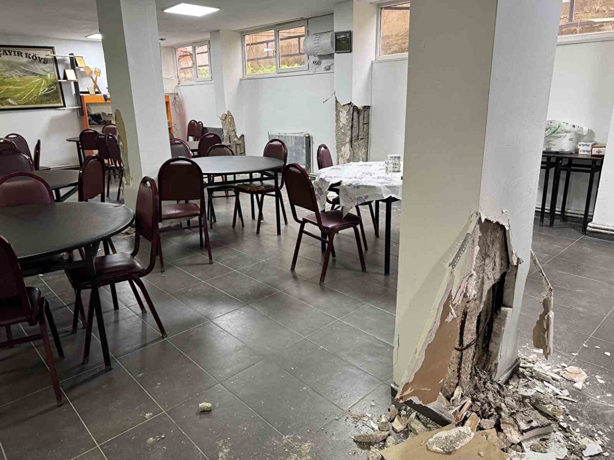 İstanbul Küçükçekmece'de kolon demirleri çürüyen, duvarlarında derin çatlaklar oluşan 96 daireli site Silivri'de meydana gelen 6,2 büyüklüğündeki depremin ardından mühürlendi.<br><br>37 yaşındaki siteyi inceleyen ekipler gördükleri manzara sonrası hemen tahliye kararı aldı.