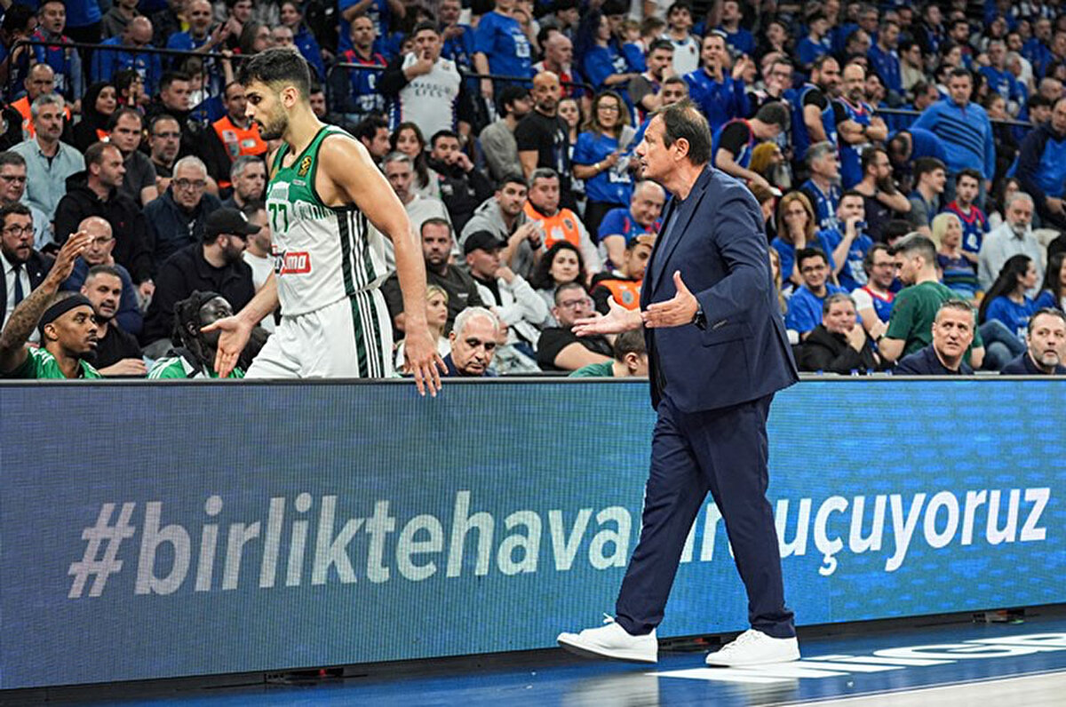 Ergin Ataman tribünlerle tartıştı. Ataman maçın bitmesine 16 saniye kala salonu terk ederek soyunma odasına gitti.<br>