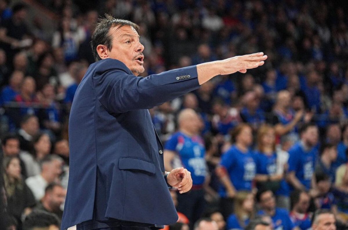 Maçın son dakikasında tribünler Panathinaikos Başantrenörü Ergin Ataman'a, "Ergin Ataman mola alsana" tezahüratı yaptı.<br>