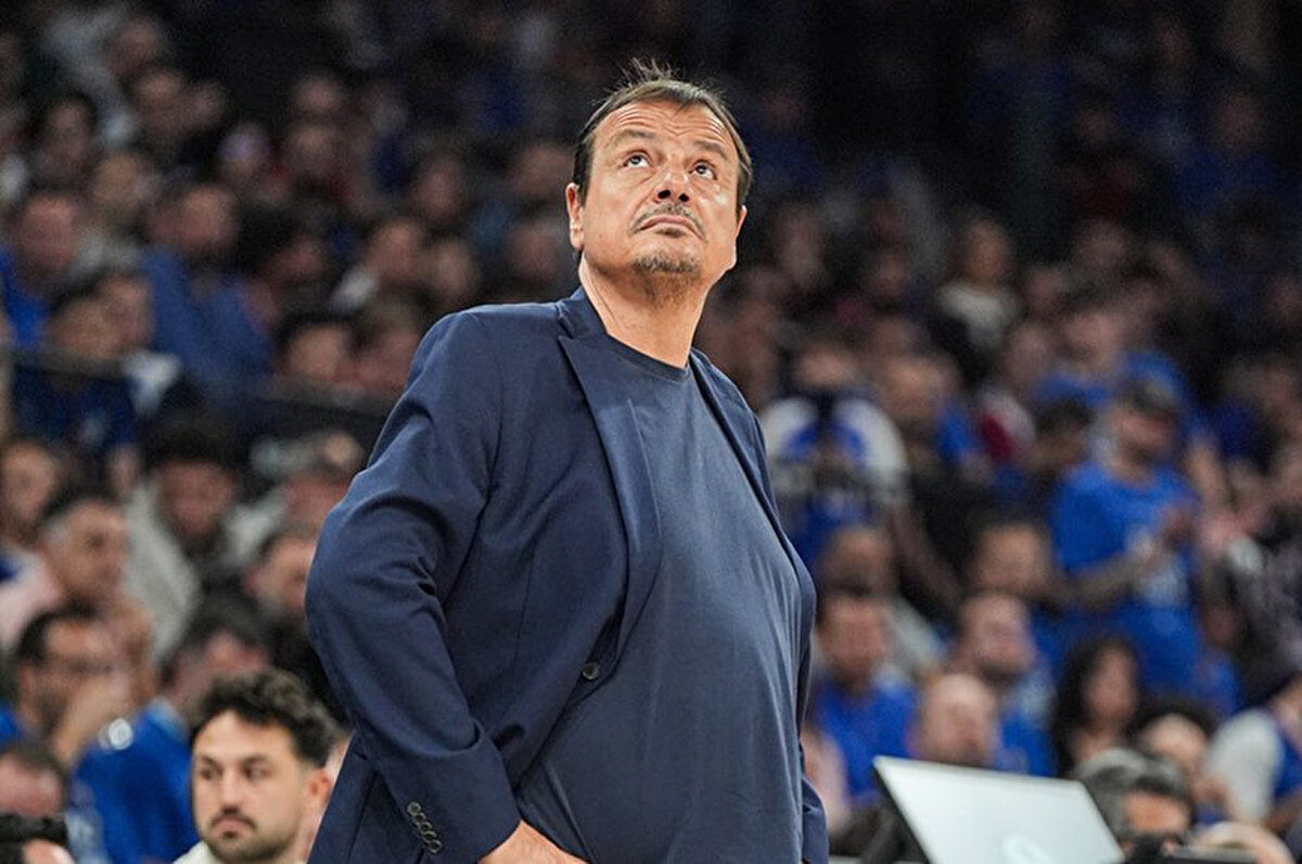 Tribünlere sinirlenen Ergin Ataman'ın soyuna odasına giderken, "Benim sayemde Eurolegaue kupanız var" sözleri kameralara yansıdı.<br>