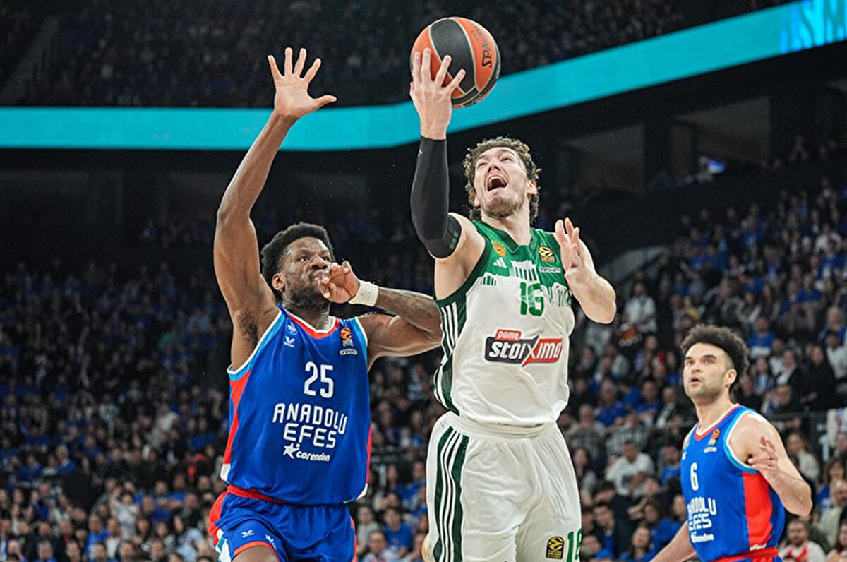 THY Euroleague play-off dördüncü maçında Anadolu Efes sahasında Panathinaikos'u 85-82 yendi.<br>