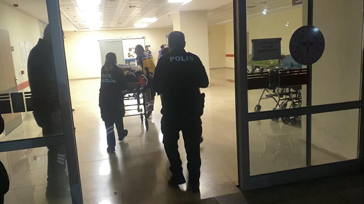 Ambulansın peşine takıldı iddiası<br>Deniz A.’nın ambulansla Burdur’a Devlet Hastanesi’ne sevk edildiğini öğrenen Sinan D. aracıyla ambulansın peşine takıldığı ve takip ettiği ihbarı üzerine harekete geçen polis ekipleri, il merkezi girişinde yolu tutarak önlem alırken jandarma ekipleri ise ambulansın arkasından hastaneye kadar ambulansa eskortluk yaptı.