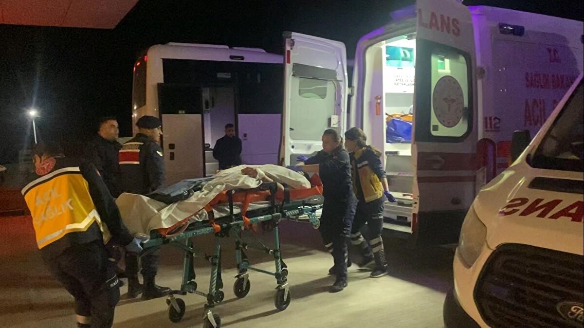 Olay, saat 19.00 sıralarında Tefenni ilçesinde bulunan alkollü bir restoranda meydana geldi. Edinilen bilgilere göre, restoranda çalışan Sinan D. (57) ve Deniz A. (25) adlı genç kız arasında çıkan tartışmanın büyümesi sonucu Sinan D., Deniz A.’yı boynundan bıçak ile yaralayıp olay yerinden aracına binerek kaçtı.