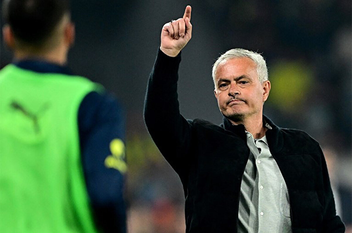 Fenerbahçe Başkanı Ali Koç, geçtiğimiz hafta yapılan Yüksek Divan Kurulu toplantısında gelecek sezon da teknik direktör Jose Mourinho ile devam etmek istediklerini açıklasa da Portekizli hoca için transfer iddiaları çıkmaya devam ediyor.<br>