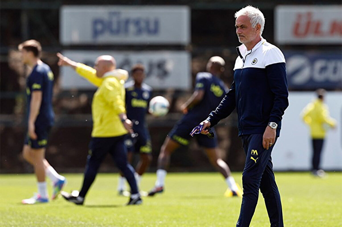 Bu planın önündeki engel olarak Mourinho'nun, Fenerbahçe ile kontratı görülürken sarı-lacivertlilerin kararına göre de sezon sonunda ayrılık ihtimali gündeme gelebilir.<br>