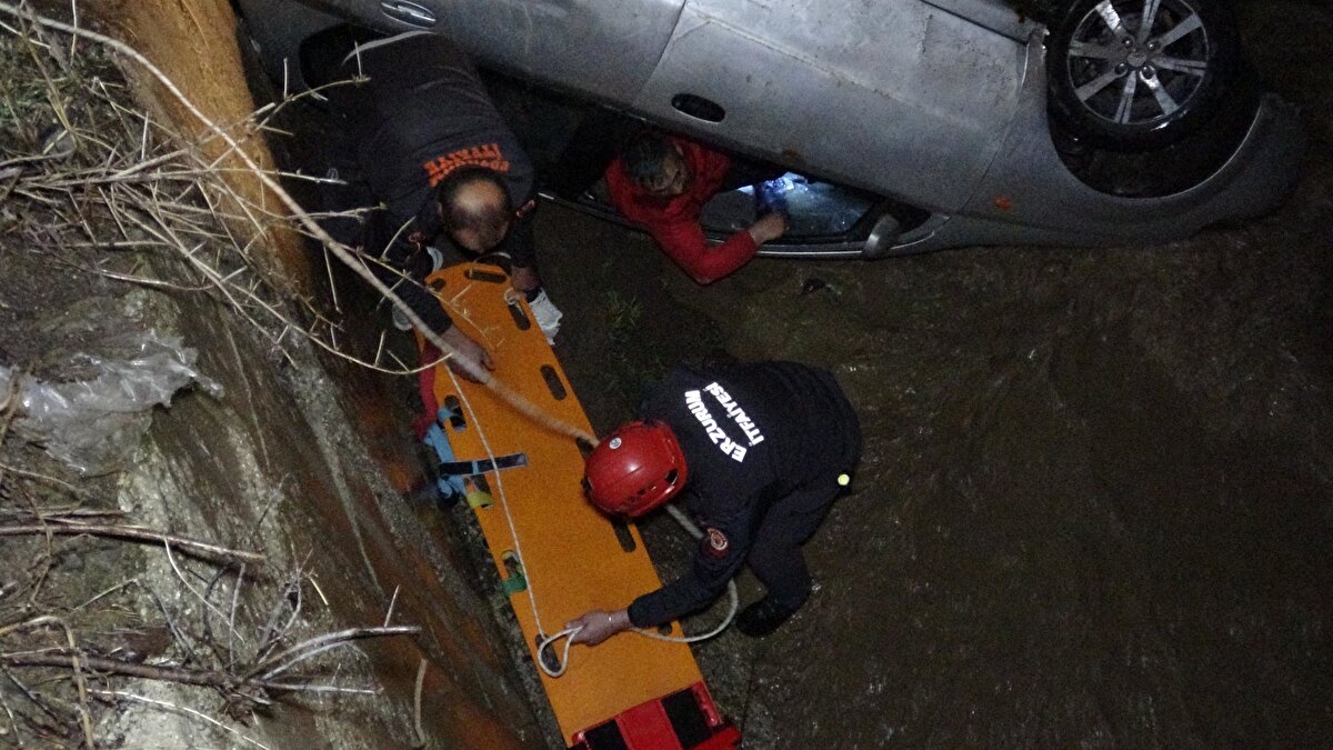 Kazayı görenlerden Abdulkerim Çelik ise mahalle sakinlerinden olduğunu belirterek, “Ben traktörle aşağıdan geliyordum. Onlar da mezra yolundan aşağı doğru iniyordular. Buradaki virajı alamayarak dere yatağına uçtular. O arada belediyenin temizlik kamyonu geldi, onlar ekipleri aradı biz de vatandaş olarak yardımcı olduk” dedi.