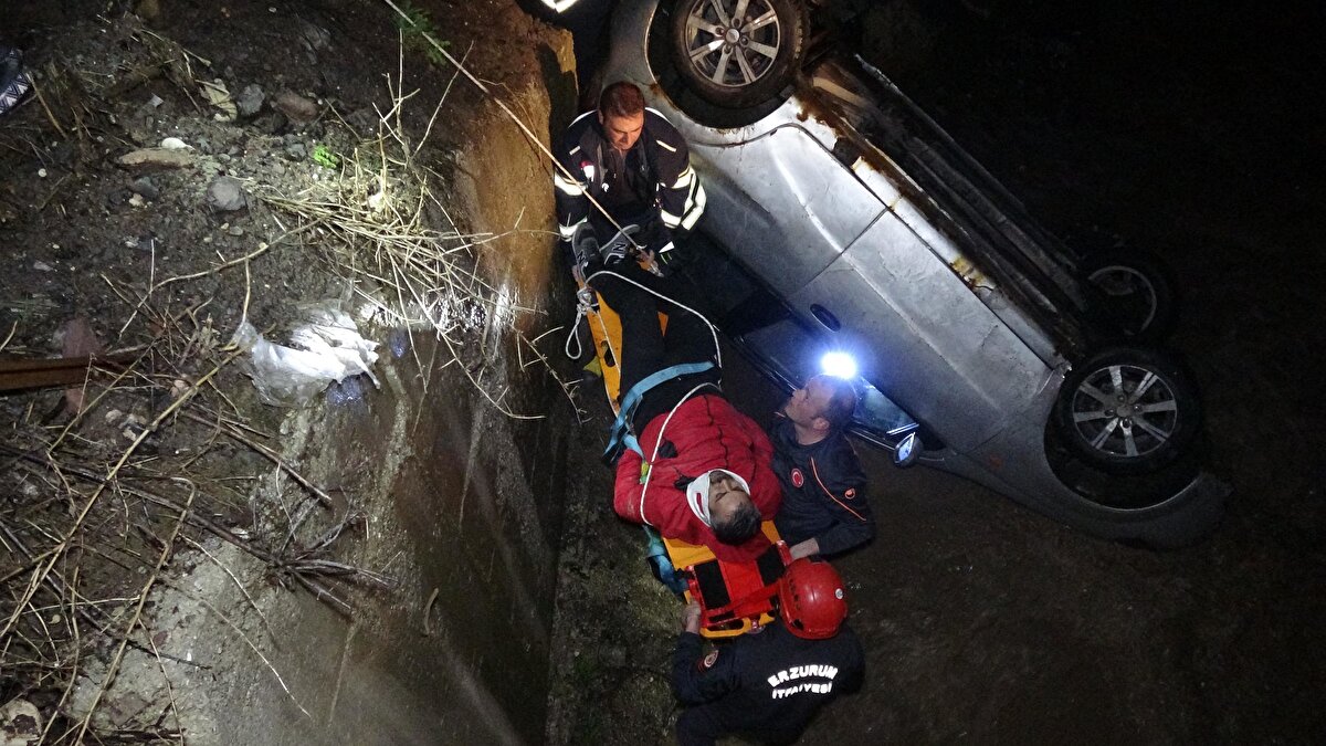 Trafik polislerine kazayı anlatan Furkan K., “Araba eski, farlarım sıkıntılı, yön levhalarını görünce yol zannedip döndüm, meğerse orası yol değilmiş. Ondan sonra bir anda ne olduğunu anlamadım. Biz aşağı düşeli 10 dakika olmadı hepimiz farkındayız” diye konuştu.