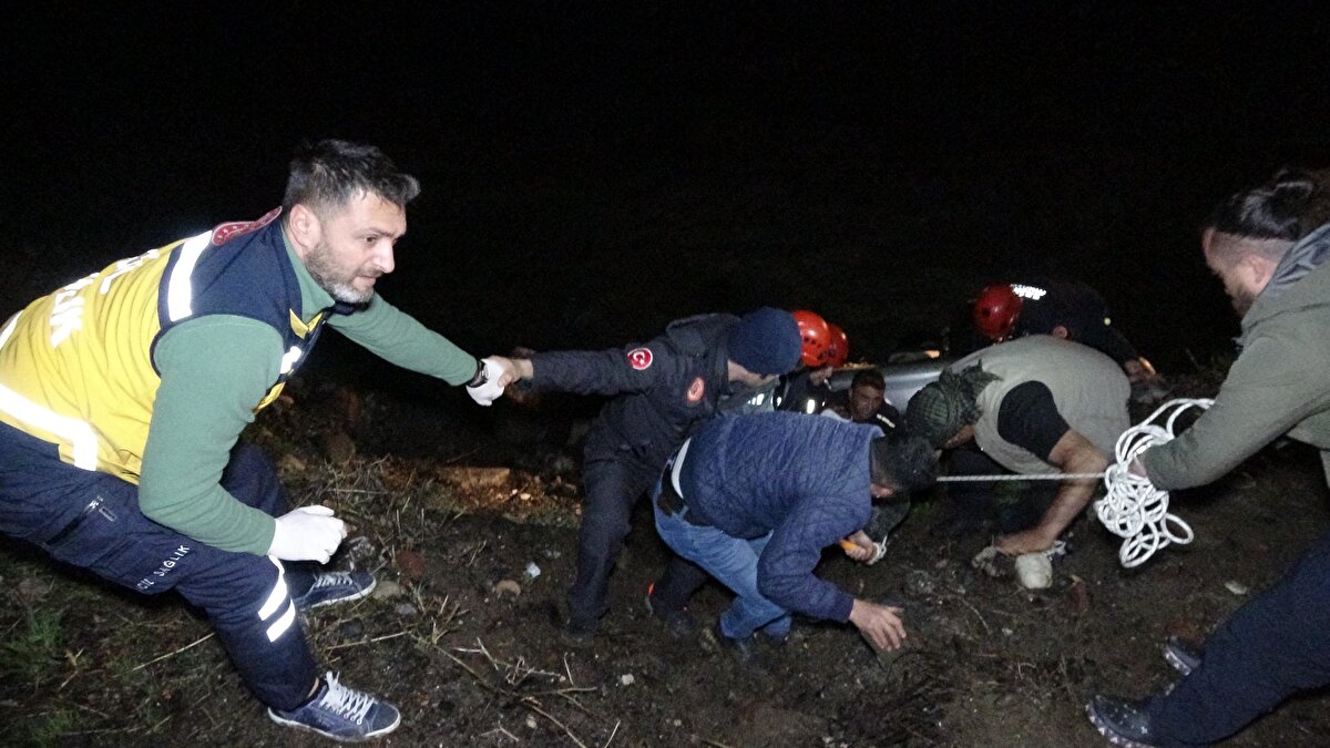 Kazada yaralanan sürücü Furkan K. ile araçta bulunan arkadaşları Ercan B. ve Kadir Ö. hastaneye kaldırılarak tedaviye alındı.