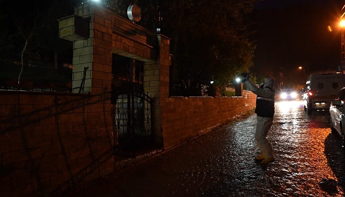 Gümüşhane’de ve Doğu Karadeniz’de sürekli yayla evlerine girerek zarar vermesiyle bilinen ayılar bu kez mezarlığa indi.