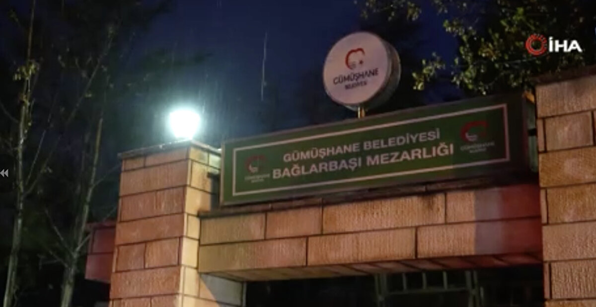 Gümüşhane’nin Bağlarbaşı Mahallesi’nde bulunan mahalle mezarlığında yakınlarının mezarına ziyarete giden yakınları, cenazenin mezarlığın dışında zarar görmüş halde olduğunu görerek durumu polis ekiplerine bildirdi.