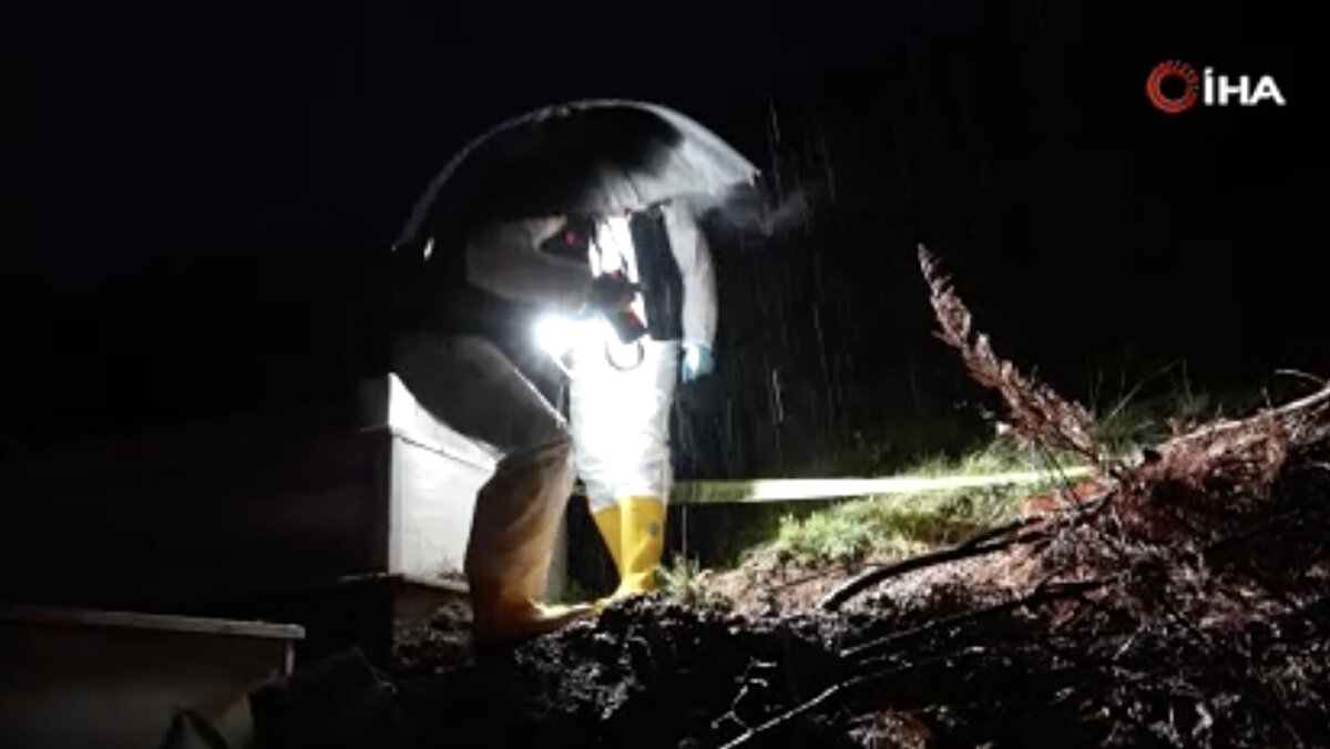 Polis ekipleri mezarlığı şeritle çevirirken daha sonra bölgeye gelen olay yeri inceleme ekipleri de cenaze ve mezarlıkta inceleme başlattı.