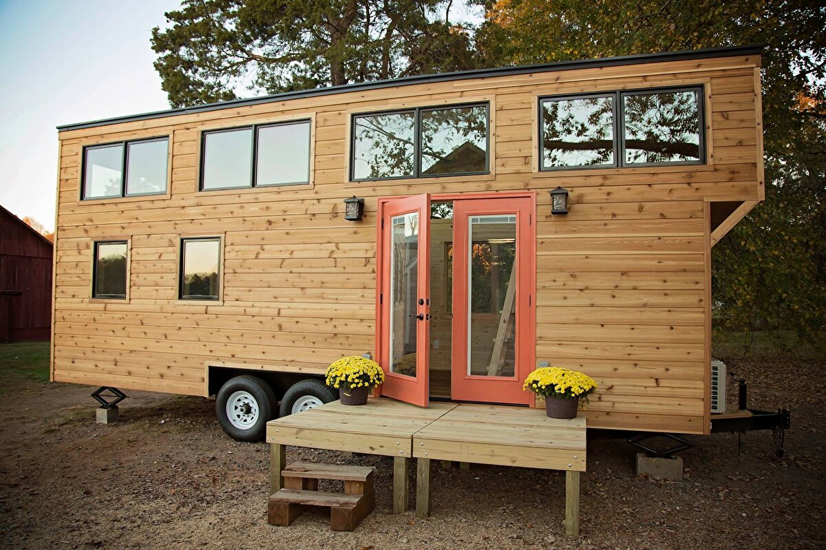 Tiny house'ların yıldızı parlıyor<br><br>Yoğun talep yalnızca arsa ve arazilerle sınırlı değil. Tiny house ve karavanlara da ilgi artmış durumda. Taşınabilir olmaları, gerekli tüm yaşam donanımına sahip olmaları ve güvenli kabul edilmeleri bu alternatif konutları cazip hale getiriyor. Fiyatlar 150 bin TL'den başlayıp 1 milyon TL’ye kadar çıkabiliyor.<br><br>Tiny house’larda yaşam alanı küçük olabilir ama şu sıralar talep oldukça büyük.