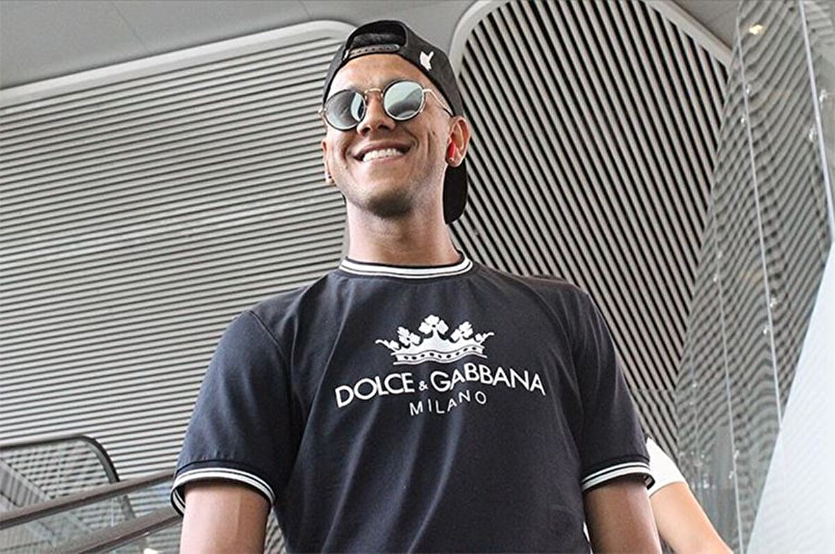 "İki takımdan birini seçecek olsan hangisinde ömrünün sonuna kadar oynamak isterdin?" sorusunu cevaplayan Brezilyalı futbolcu, "Fenerbahçe'ye çok saygı duyuyorum çünkü Türkiye'de bana kapıyı onlar açtı ama Beşiktaş taraftarının bana davranış şekli nedeniyle hayatım boyunca Beşiktaş için oynamak isterdim. Onların yeri bende çok farklı. Unutulmaz anılarım var" şeklinde konuştu.<br>