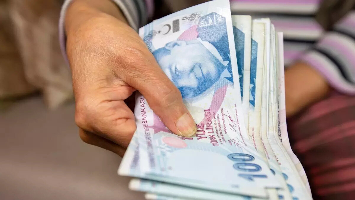 Bayram ikramiyesi yok<br><br>SGK, denetimlerin artırıldığını ve özellikle faal olmayan ya da tanıdık üzerinden gösterilen sigorta kayıtlarının detaylı incelendiğini vurguladı. Hiç çalışmadığı halde sigortalı gösterilen kişiler, tespit edilmesi halinde hem tüm haklarını kaybediyor hem de bu yılki Kurban Bayramı ikramiyesinden yararlanamıyor.