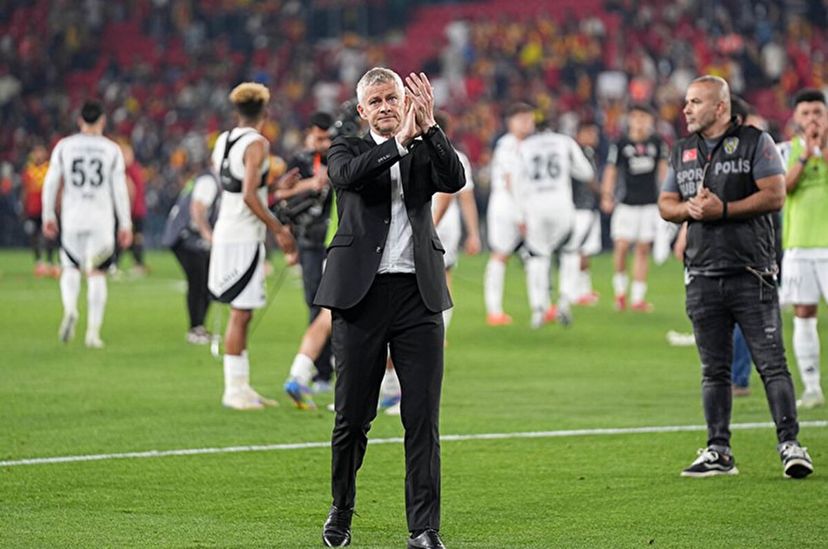 "Galatasaray maçında gördüm, evimizde maçları kazanıyorsak bundan daha iyi bir şey yok. Evdeyseniz ve kazanamazsanız, bundan daha kötüsü yoktur. Futbol anlarla belirlenir. Perşembe gecesi Athletic Bilbao'nun iki veya üç gol şansı vardı ve Victor gol çizgisinde birini kurtardı. Sonra her şey değişti. Futbolda kazanmak ve kaybetmek arasındaki farklar çok yakındır. Bazen iyi olmaktansa şanslı olmak daha iyidir. Umarım Jose'nin kötü gecelerinden biri olur."<br>