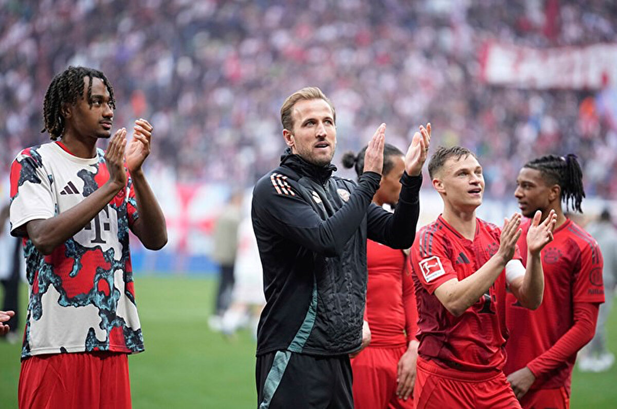 Bundesliga'nın lideri Bayert Münih, 32. hafta maçında Leipzig'e konuk oldu. Leipzig Stadyumu'ndaki maç 3-2 Bayern'in üstünlüğüyle devam ederken 90+5'te yaşananlar şampiyonluk kutlaması yapmaya hazırlanan Alman devine büyük şok yaşattı.<br>