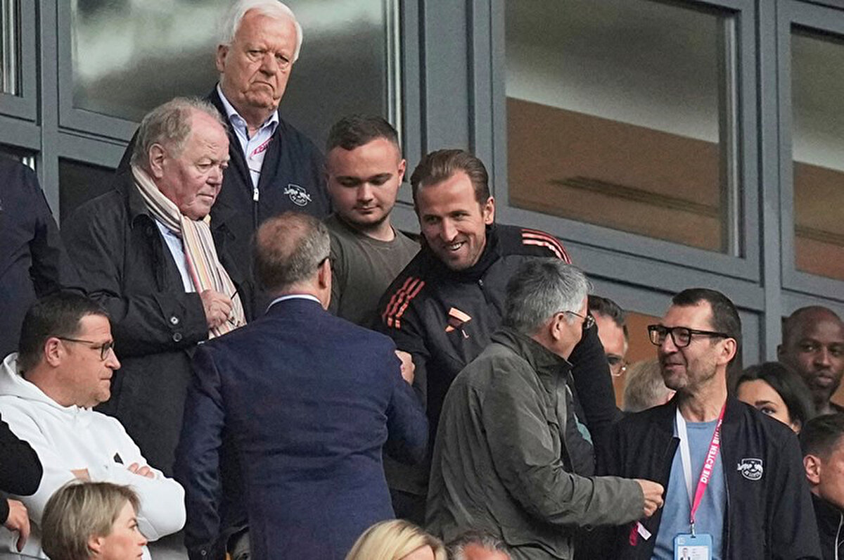 Bundesliga'da 11 sezon üst üste şampiyon olan Bayern Münih ise Harry Kane'i transfer ettiği geçen sezon şampiyonluğu Bayer Leverkusen'e kaptırmış ve müthiş serisini noktalamıştı.<br>