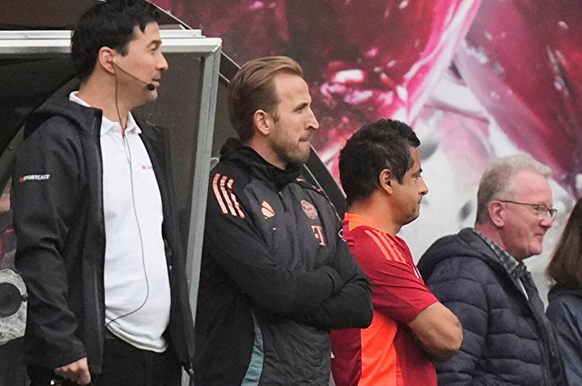 Maçı kazanması durumunda şampiyonluğunu ilan edecek Bayern Münih'te, cezası nedeniyle maçı tribünden takip eden Harry Kane, 90+4. dakikada takımı 3-2 öndeyken kutlamalar için sahaya indi.<br>